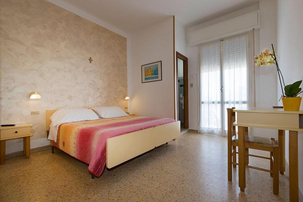 Hotel Cosmos Rimini Buitenkant foto