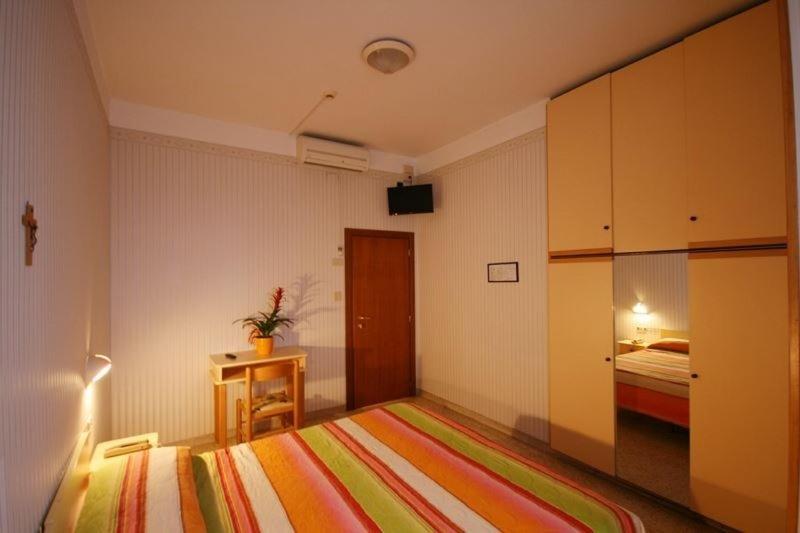 Hotel Cosmos Rimini Buitenkant foto