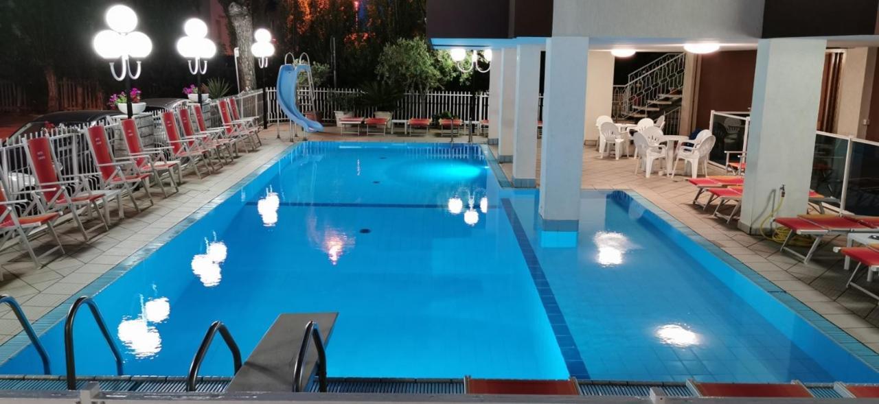 Hotel Cosmos Rimini Buitenkant foto