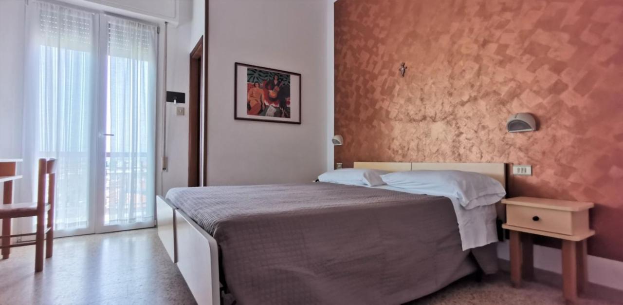 Hotel Cosmos Rimini Buitenkant foto