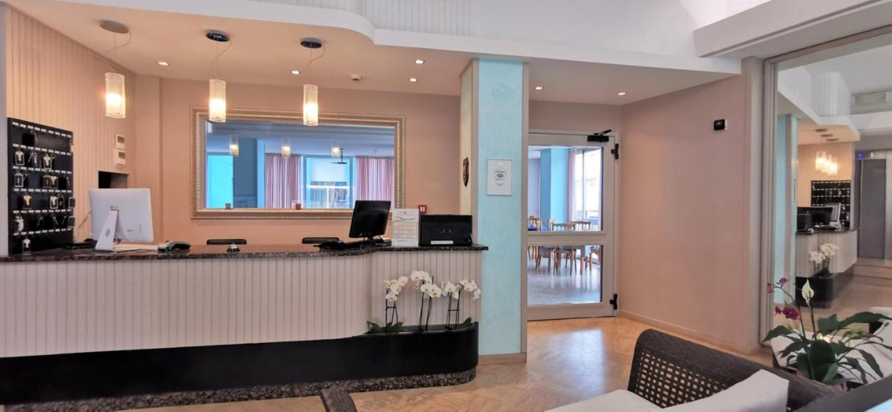 Hotel Cosmos Rimini Buitenkant foto