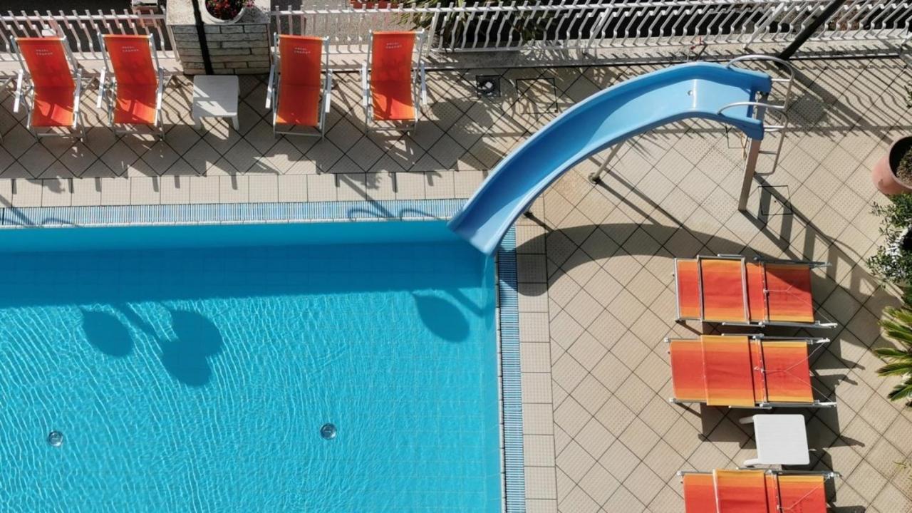 Hotel Cosmos Rimini Buitenkant foto